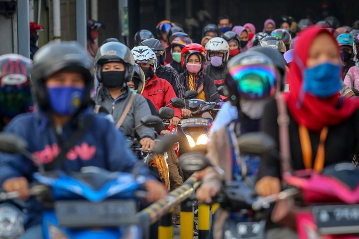 Sejumlah buruh pabrik pulang kerja di kawasan Cikupa, Kabupaten Tangerang, Banten, Jumat (17/4/2020). Center of Reform on Economics memperkirakan jumlah pengangguran terbuka pada kuartal II 2020 akan bertambah 4,25 juta orang akibat pandemi COVID-19. ANTARA FOTO/Fauzan/wsj.