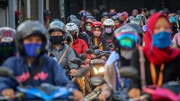 Sejumlah buruh pabrik pulang kerja di kawasan Cikupa, Kabupaten Tangerang, Banten, Jumat (17/4/2020).