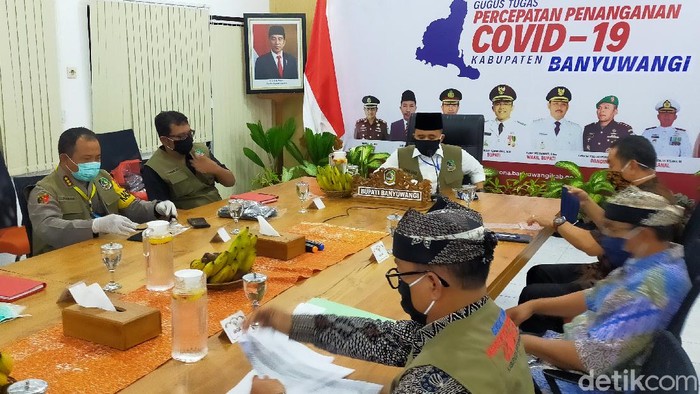 Gugus Tugas Penanganan COVID-19 Banyuwangi menggeber sejumlah langkah mengantisipasi kedatangan pemudik. Itu dilakukan sambil mengimbau warga di perantauan tidak mudik.