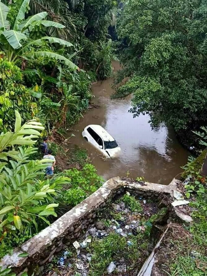 Suasana mobil saat masih di sungai. (Dok Istimewa)