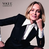 Pada foto lainnya, Sharon Stone mencoba mencuri atensi dengan gaya yang tak biasa untuk usianya. Tubuhnya dibalut kemeja dan atasan yang dipadu dengan celana pendek. (Foto: Dok. Vogue Deutsch)
