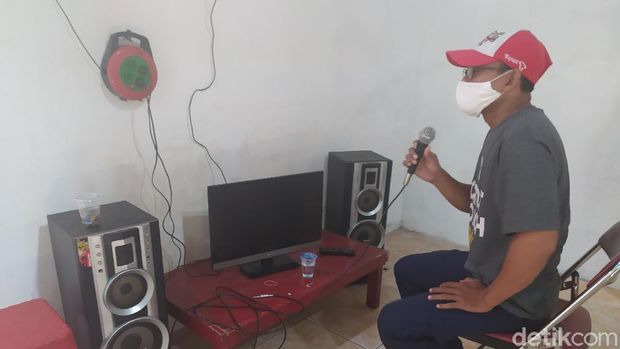 Ruang isolasi ini dilengkapi dengan hiburan karaoke