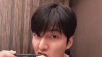  Pantang diet, Lee Min Ho abadikan momennya menyantap pangsit enak yang masih hangat. Foto: Instagram @actorleeminho