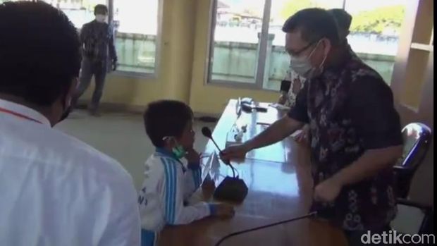 Siswa kelas 1 SD di Kendari sumbangkan uang di celengan untuk bantu dokter dan perawat yang tengah hadapi Corona (Sitti Harlina/detikcom)