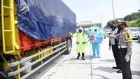 Kegiatan ini juga dilakukan secara masif dan tidak hanya di gerbang tol Kali Kangkung. Kegiatan sterilisasi pencegahan pandemi COVID-19 juga akan dilakukan di tiga exit Jakarta di Brebes atau Brexit, kemudian di Batang, Kendal dan Pemalang. Turut hadir, lima unsur perangkat di Kotamadya Semarang antara lain Kadishub, Kasatlantas Polrestabes Semarang, Organda, Kodim, dan Dinas Kesehatan. Foto: dok. Ditlantas Polda Jateng