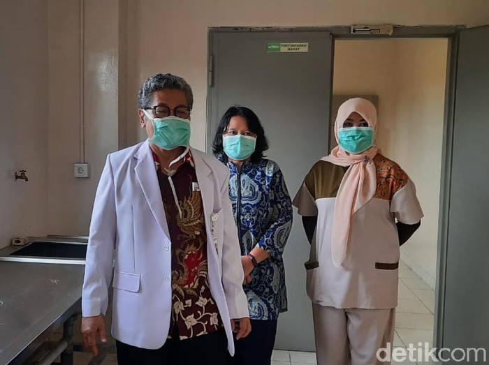 Mengurus jenazah pasien Corona tak seperti jenazah pada umumnya. Banyak proses, tahapan sampai harus disterilisasi sebelum dimakamkan.