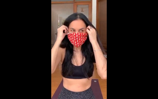  Sophia Latjuba menggunakan masker yang ia buat sendiri dengan bandana dan dua karet gelang. Artis berusia 49 tahun ini juga memberikan tutorial lewat IGTV bagaimana membuat masker tanpa dijahit. Foto: Instagram