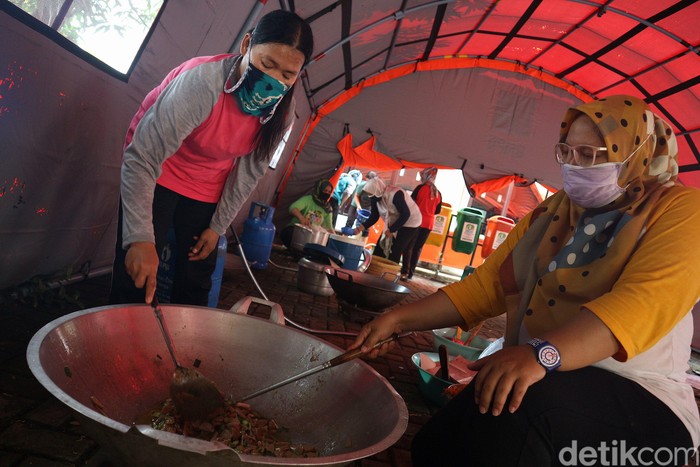 Kota Bekasi Sediakan 12 Dapur Umum Selama PSBB COVID-19 Pemerintah Kota Bekasi, Jawa Barat membangun 12 dapur umum di 12 kecamatan di guna mendukung kebijakan Pembatasan Sosial Berskala Besar (PSBB).