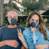 Cinta Laura Kiehl mengenakan masker warna biru yang senada dengan busananya. Masker datang dari brand lokal Bateeq berbahan katun atau katun poliester, yang merupakan kain tak terpakai dari pabrik sendiri. Foto: Instagram