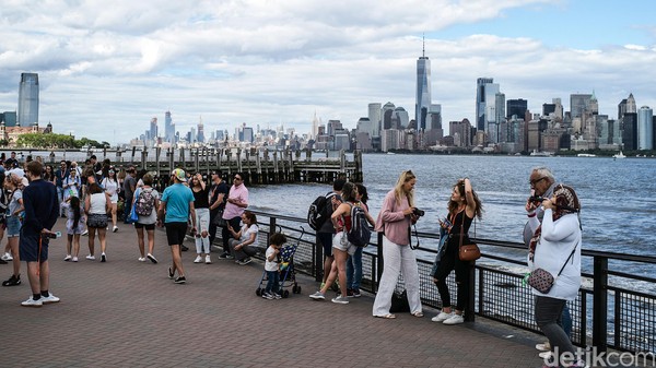 Para traveler menikmati lansekap kota New York dari Pulau Liberty. Waktu tempuh dari New York ke Patung Liberty sekitar 20 menit menggunakan kapal feri. Para traveler menikmati lansekap kota New York dari Pulau Liberty. Waktu tempuh dari New York ke Patung Liberty sekitar 20 menit menggunakan kapal feri.