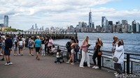 Para traveler menikmati lansekap kota New York dari Pulau Liberty. Waktu tempuh dari  New York ke Patung Liberty sekitar 20 menit menggunakan kapal feri.