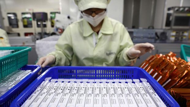 Diagnostic kit atau alat tes virus Corona diproduksi secara massal di Chuncheon, Korea Selatan. Penasaran seperti apa proses pembuatannya?