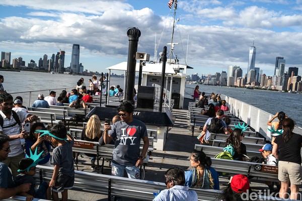 Kapal yang membawa kembali ke Kota New York. Pada saat musim panas, traveler enggan berada di dek atas kapal karena matahari yang menyengat. Kapal yang membawa kembali ke Kota New York. Pada saat musim panas, traveler enggan berada di dek atas kapal karena matahari yang menyengat.