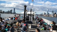 Kapal yang membawa kembali ke Kota New York. Pada saat musim panas, traveler enggan berada di dek atas kapal karena matahari yang menyengat.