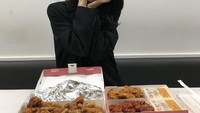 Pose Ye Eun bersama dengan 3 kotak ayam goreng khas Korea ini bikin ngiler ya! Ayam goreng tersebut terlihat sangat menggiurkan sekali foodies! Foto: Instagram @__shinyeeun