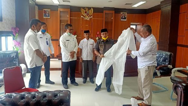 Pembagian APD di Sumbar