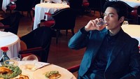 Hobi makan enak, Lee Min Ho sering fine dining dengan hidangan khas Western mulai dari salmon hingga aneka roti. Foto: Instagram @actorleeminho