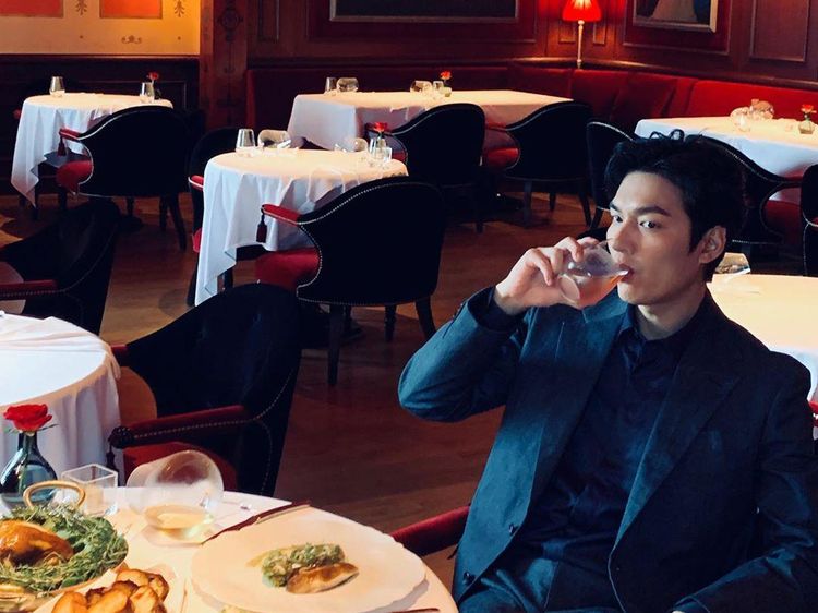 Lihat Lagi Momen Kulineran Lee Min Ho yang Main The King: Eternal Monarch