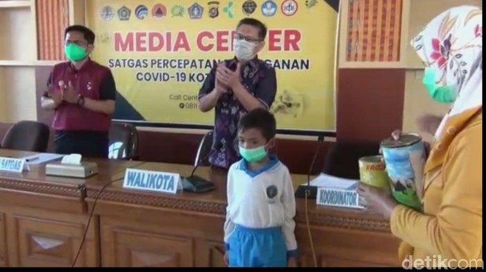 Siswa kelas 1 SD di Kendari sumbangkan uang di celengan untuk bantu dokter dan perawat yang tengah hadapi Corona (Sitti Harlina/detikcom)