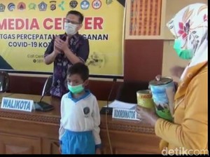 Salut! Siswa SD Kelas 1 di Kendari Sumbang Uang Celengan untuk Pejuang Corona