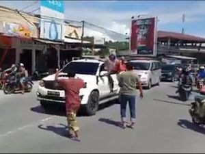 Pemakaman 2 DPO MIT di Poso Diantar Massa, Bendera Tauhid Hitam Berkibar