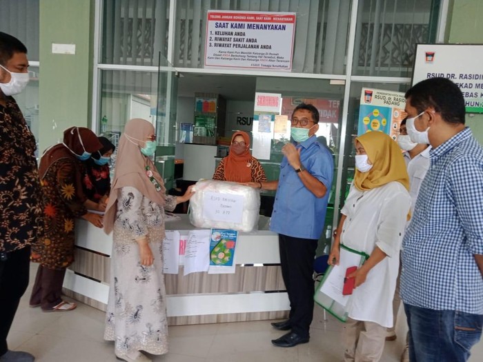 Pembagian APD di Sumbar