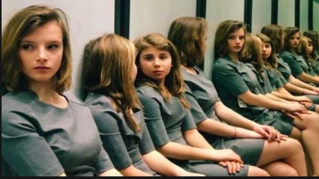 Sebenarnya hanya ada dua wanita dalam foto ini. Wanita yang sebelah kiri sebenarnya sedang melihat ke arah cermin. Tapi cermin tersebut tidak masuk ke dalam gambar foto. Sedangkan wanita sebelahnya sedang melihat ke arah cermin yang ada di sisi lainnya. Foto: dok. Instagram Tizzia