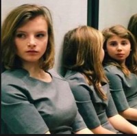 Sebenarnya hanya ada dua wanita dalam foto ini. Wanita yang sebelah kiri sebenarnya sedang melihat ke arah cermin. Tapi cermin tersebut tidak masuk ke dalam gambar foto. Sedangkan wanita sebelahnya sedang melihat ke arah cermin yang ada di sisi lainnya. Foto: dok. Instagram Tizzia