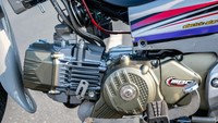 Alih-alih melakukan oversize ukuran silinder, sang pemilik justru melengserkan mesin bawaan, kemudian menggantinya dengan mesin satu silinder 190 cc. Tidak jelaskan mesin apa yang ditanamkan sebagai pengganti, namun disebut mesin ini memiliki performa kencang, terlebih sistem transmisi diganti menjadi manual.Foto: News Zing