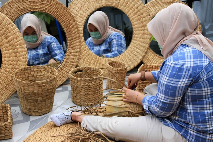 KERAJINAN TANGAN ECENG GONDOK Anggota Bhayangkari Cabang Aceh Barat memproduksi kerajinan tangan berbahan tanaman eceng gondok di Desa Drien Rampak, Kecamatan Johan Pahlawan, Aceh Barat, Aceh, Kamis (16/4/2020). Berbagai kerajinan tangan tersebut dijual Rp 50.000 sampai Rp1,5 juta per unit tergantung model dan tingkat kesulitan dalam pembuatan. ANTARA FOTO/Syifa Yulinnas/aww.