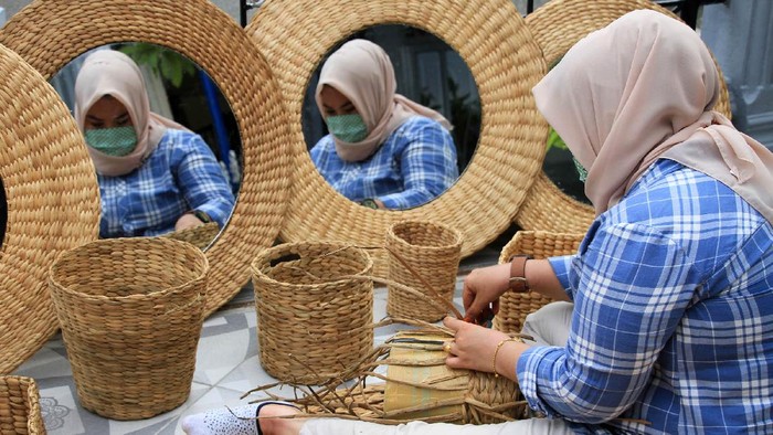 Anggota Bhayangkari Cabang Aceh Barat memproduksi kerajinan tangan berbahan tanaman eceng gondok di Desa Drien Rampak, Kecamatan Johan Pahlawan, Aceh Barat, Aceh, Kamis (16/4/2020). Berbagai kerajinan tangan tersebut dijual Rp 50.000 sampai Rp1,5 juta per unit tergantung model dan tingkat kesulitan dalam pembuatan. ANTARA FOTO/Syifa Yulinnas/aww.