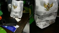 Surat dari Komisi Pemberantasan Korupsi (KPK) kok bisa tercecer ke penjual gorengan ya? Mudah-mudahan bukan data penting ya. Foto: istimewa