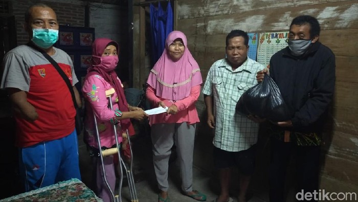 Komunitas difabel di Blora datangi rumah warga untuk serahkan bantuan, Jumat (17/4/2020).