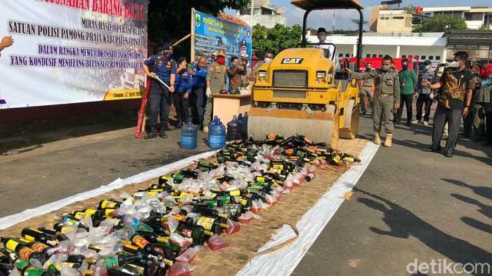 Ribuan botol miras dimusnahkan Forkopimda Cianjur jelang ramadhan