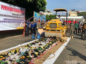 Ribuan Botol Miras Hasil Razia di Tengah COVID-19 Dimusnahkan di Cianjur