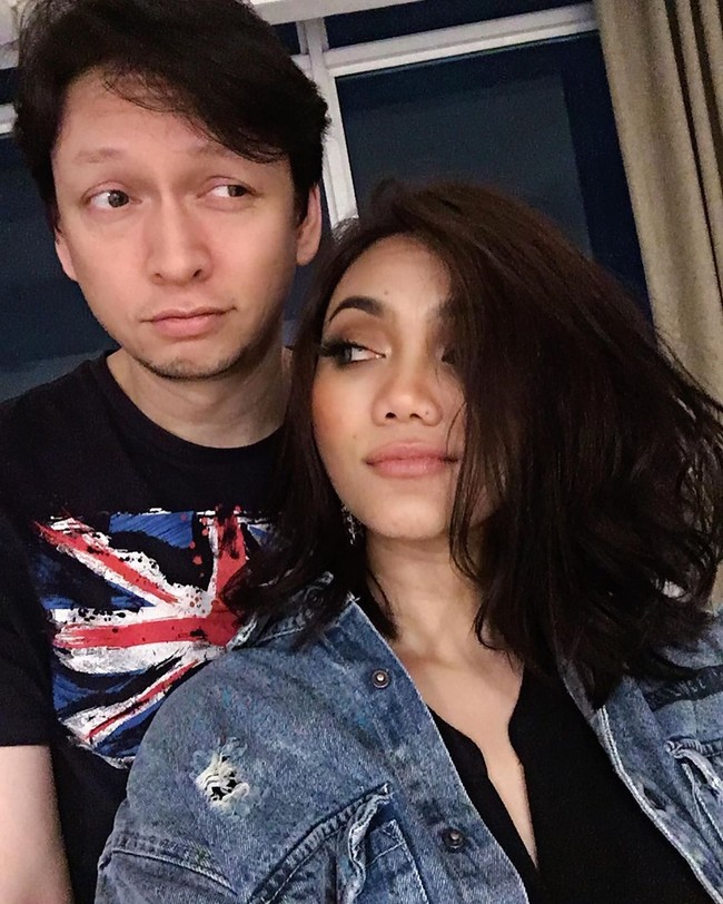 Rina Nose juga memiliki pasangan yang merupakan blasteran Belanda dan Indonesia. Rina dan Josscy Vallaza menikah pada 22 Oktober 2019. Foto: Instagram