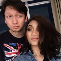 Rina Nose juga memiliki pasangan yang merupakan blasteran Belanda dan Indonesia. Rina dan Josscy Vallaza menikah pada 22 Oktober 2019. Foto: Instagram