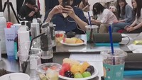 Sebelum syuting, ia biasanya selalu mengisi perut dengan aneka buah-buahan segar ditemani segelas es kopi. Foto: Instagram @actorleeminho