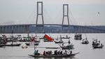 Warga Pantai Kenjeran Surabaya Bersholawat di Atas Perahu