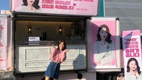Tak hanya dikirimi food truck dari produk ayam goreng saja, Ye Eun yang juga membintangi produk kecantikan dikirimi food truck berupa kopi oleh produk make up tersebut. Foto: Instagram @__shinyeeun