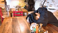  Lapar usai hiking di gunung, Lee Min Ho mampir ke salah satu restoran untuk makan siang di sana. Foto: Instagram @actorleeminho