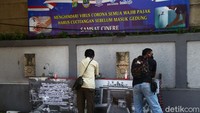 Samsat Cinere Depok juga menerapkan peraturan PSBB yaitu wajib memakai masker, jaga jarak dan cuci tangan kepada para wajib pajak.