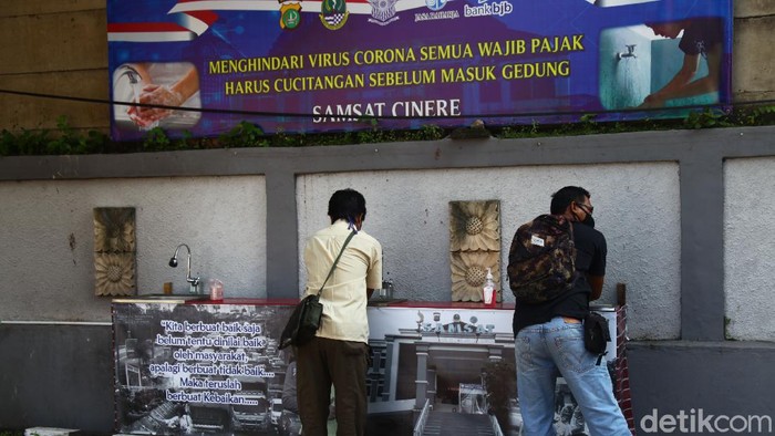 Pelayanan Samsat di Cinere, Depok, Jawa Barat, tetap berlangsung di tengah PSBB. Walaupun begitu penerapan physical distancing tetap diutamakan.