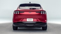 Mustang Crossover ini akan memiliki 2 penggerak roda, yakni penggerak roda belakang dan All Wheel Drive (AWD). Untuk penggerak belakang, Mustang Mach-E dikatakan akan menyelipkan satu motor listrik pada roda belakang. Namun untuk AWD, seluruh roda akan diselipkan motor listrik. Foto: Pool (MotorTrend)