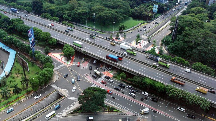 Suasana lalu lintas di kawasan simpang susun Kartini yang berbatasan dengan tiga wilayah yakni Jakarta, Depok dan Tangerang Selatan di Lebak Bulus, Jakarta, Kamis (16/4/2020). Tangerang Raya yang terdiri dari Kota Tangerang, Kabupaten Tangerang dan Tangerang Selatan akan melakukan Pembatasan Sosial Bersekala Besar (PSBB) pada Sabtu (18/4/2020) menyusul Kota Jakarta dan Depok dengan diberlakukannya PSBB di Tangerang Raya diharapkan dapat menekan pergerakan kendaraan dan manusia sehingga dapat memutus mata rantai penyebaran COVID-19. ANTARA FOTO/Muhammad Iqbal/aww.