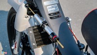Ubahan lain yang ada pada Supra Jahat ini adalah knalpot kustom dan karburator baru. Selain itu supaya motor lebih stabil saat dikendarai, disematkan pula stabilizer besutan Matrix.Foto: News Zing