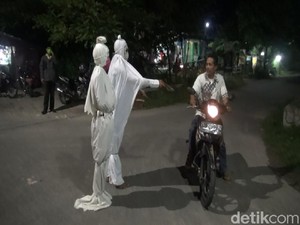Ada Pocong Bagi-bagi Masker di Lamongan