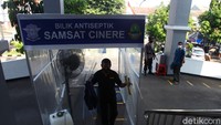 Bilik disinfektan disediakan sebelum masuk ke dalam ruangan.