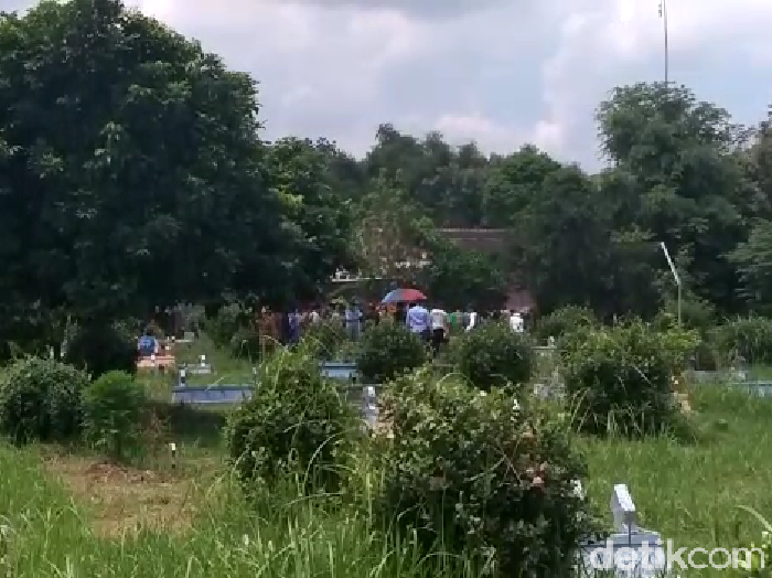 Seorang pasien yang sudah dinyatakan sembuh dari Corona meninggal dunia. Pemkab Lumajang turut berduka cita.