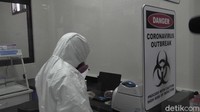 Bahkan, Ketua Konsil Kedokteran Indonesia (KKI) Prof Dr dr Sukman Tulus Putra mengatakan, di seluruh dunia belum ada obat yang betul-betul dapat digunakan untuk menyembuhkan COVID-19. Jadi jangan terlalu mudah untuk mengklaim menemukan obat COVID-19. Karena tanpa lolos uji klinis tapi memaksakan untuk memproduksi dan memberikan ke pasien akan masuk pada pelanggaran disiplin dan etik. Foto: Laboratorium BPOM Gorontalo siap uji spesimen Corona (Ajis Khalid/detikcom)